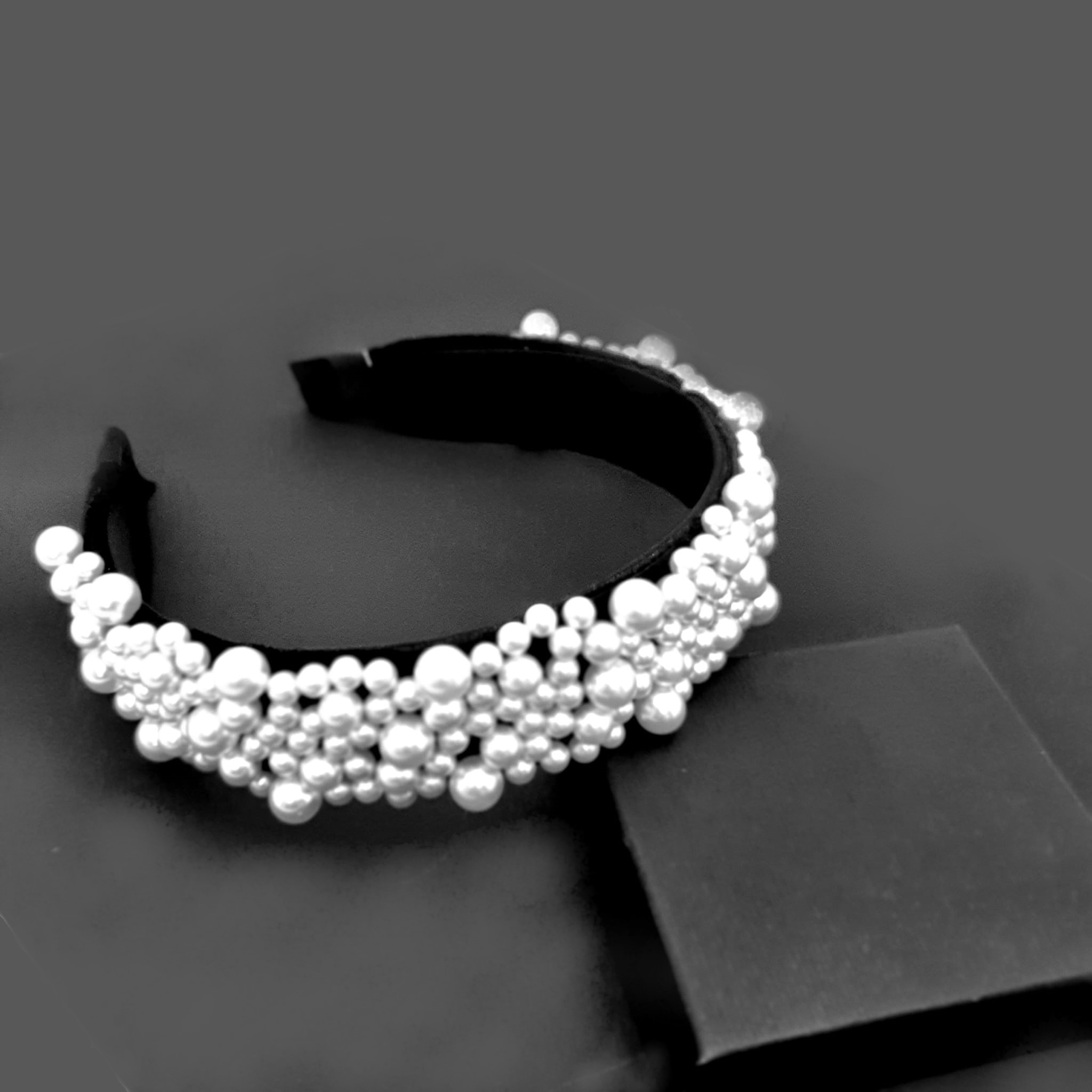 Bentita par neagra din material textil cu perle decorative BP10